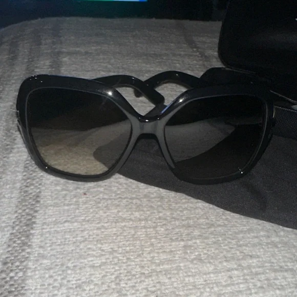 Salvatore Ferragamo Black Oversized Sunglasses - Picture 5 of 10